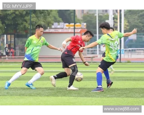 足球球星的爱心传递:从赛场到社会的温暖力量与公益行动 足球球星的爱心传递:从赛场到社会的温暖力量与公益行动